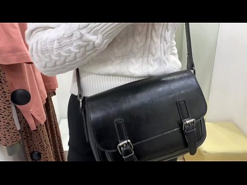 ❤️ Masturbasyona giştî ya keçika ciwan FeralBerry bi dilopek li jûreya fitarê ❤️❌ Vîdyoyê porno li porno ku.niceporn.ru ❌❤