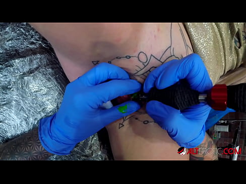 ❤️ Keçika pir tattookirî Sully Savage tattooek li ser klîtorê xwe kir. ❤️❌ Vîdyoyê porno li porno ku.niceporn.ru ❌❤